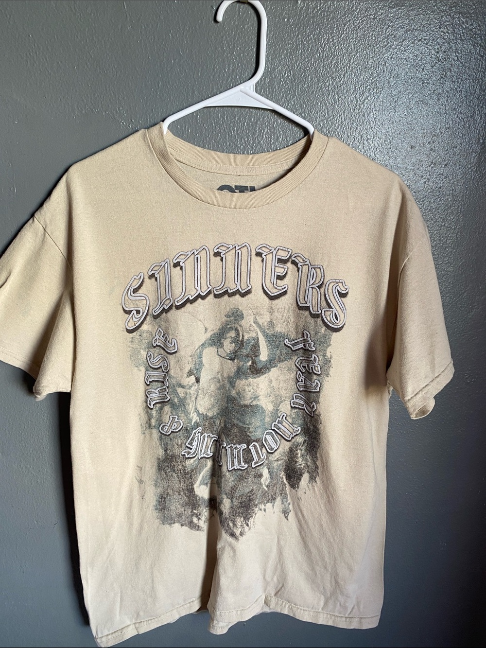 Graphic 'Sinners' Beige Band Tee